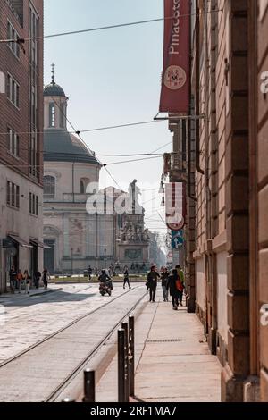 Turin, Italie - 28 mars 2022 : Piazza Carlo Emanuele II est l'une des principales places dans le centre de la ville de Savoie, traversé par la via Maria Vittoria et Banque D'Images