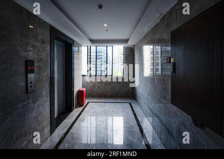 L'intérieur de jour ensoleillé du couloir de l'immeuble d'appartements. Banque D'Images