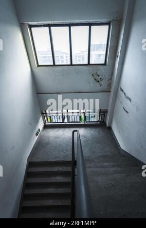 L'intérieur de jour ensoleillé du couloir de l'immeuble d'appartements. Banque D'Images