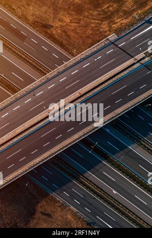 Vue aérienne du pont autoroutier vide avec route asphaltée à voies multiples du drone pov, directement au-dessus Banque D'Images