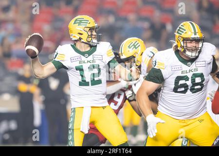 Ottawa, Canada. 30 juin 2023. Le quarterback des Elks d’Edmonton, Jarret Doege (12), s’apprête à lancer lors du match de la LCF entre les Elks d’Edmonton et les Redblacks d’Ottawa qui aura lieu au stade TD place à Ottawa, Canada. Daniel Lea/CSM/Alamy Live News Banque D'Images