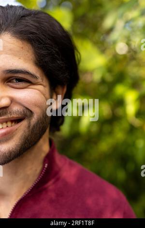 Demi-portrait de l'homme indien heureux dans la nature ensoleillée Banque D'Images