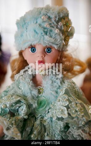 Jouet de poupée dans de beaux vêtements de fourrure gros plan. Banque D'Images