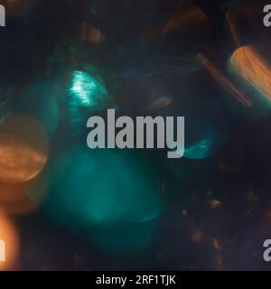 Arrière-plan flou, abstraction d'une nuit de vacances, fête, lumières multicolores, beauté de la vie de ville Banque D'Images