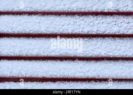 Neige douce collée à la planche revêtement du bâtiment en bois, surface texturée pour le fond, texture pour le fond. Banque D'Images