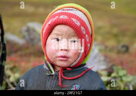 Enfant de la tribu Even, péninsule du Kamchatka, Kamchatka, nomades rennes, Russie Banque D'Images