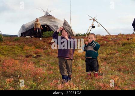 Enfants, Camp de rennes nomades, péninsule du Kamchatka, Kamchatka, camp nomade, Russie Banque D'Images