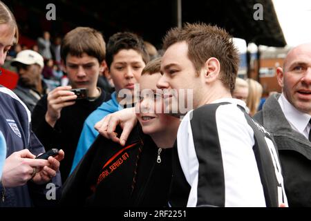 L'acteur britannique Danny Dyer posant pour des photos avec des fans lors d'un match caritatif à Selhurst Park South London Banque D'Images