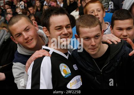 L'acteur britannique Danny Dyer posant pour des photos avec des fans lors d'un match caritatif à Selhurst Park South London Banque D'Images