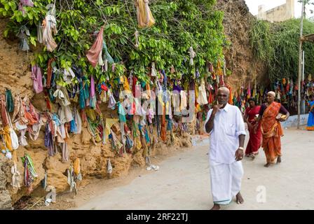 Offrandes de dévots sur le mur de roche en dehors de Valli Cave, Tiruchendur, Tamil Nadu, Inde du Sud, Inde, Asie Banque D'Images