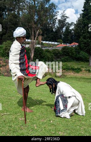 Toda Way of salutation Benefit, Nilgiris, Ooty Udhagamandalam, Tamil Nadu, Inde du Sud, Inde, Asie. Les aînés sont traités avec beaucoup de respect, et Banque D'Images