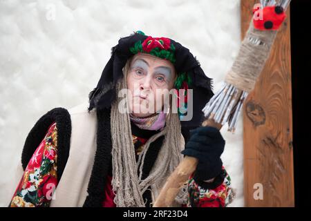 Hutte sur des pattes de poulet maison de Baba Yaga un personnage d'un conte  folklorique russe traditionnel Photo Stock - Alamy