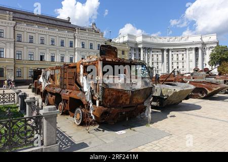 Des véhicules blindés de l'armée russe détruits sont exposés sur une place dans le centre de kiev, en Ukraine Banque D'Images