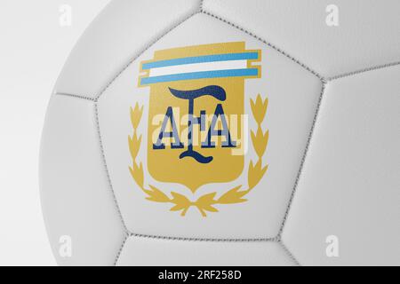 LONDRES, Royaume-Uni - juillet 2023 : gros plan du logo de l'équipe nationale Argentine de football sur un ballon de football. Rendu 3D. Banque D'Images