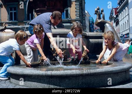 Homme et enfants à la fontaine, place du marché, Constance, lac de Constance, Baden-Wuerttemberg, Allemagne Banque D'Images