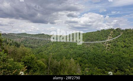 Le pont suspendu Geierlay, le pont piétonnier le plus long et le plus spectaculaire d'Allemagne, près du village de Morsdorf dans la région de Hunsruck Banque D'Images