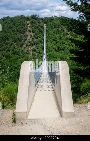 Le pont suspendu Geierlay, le pont piétonnier le plus long et le plus spectaculaire d'Allemagne, près du village de Morsdorf dans la région de Hunsruck Banque D'Images