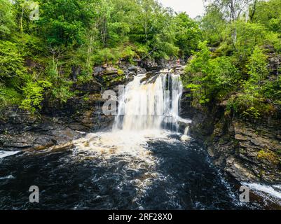 Chutes de Falloch d'un drone, chute d'eau sur la rivière Falloch, Crianlarich, Stirling, West Highland, Écosse, ROYAUME-UNI Banque D'Images