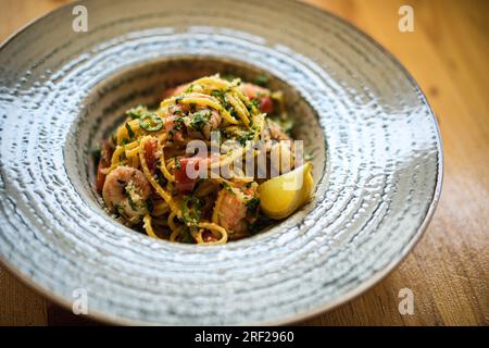 Assiette de fruits de mer, pâtes épicées aux crevettes servies sur une assiette, dans un restaurant. Banque D'Images