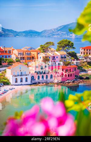 Assos, Grèce. Village pittoresque Kefalonia, îles Ioniennes. Belles maisons colorées et baie de couleur turquoise. Banque D'Images