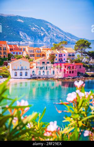 Assos, Grèce. Village pittoresque niché sur l'idyllique Kefalonia, îles Ioniennes. Belles maisons colorées et baie turquoise. Banque D'Images