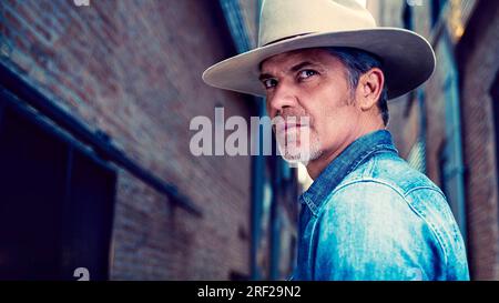 TIMOTHY OLYPHANT dans JUSTIFIED : CITY PRIMEVAL (2023), réalisé par JON AVNET et MICHAEL DINNER. Crédit : FX PRODUCTIONS / Album Banque D'Images