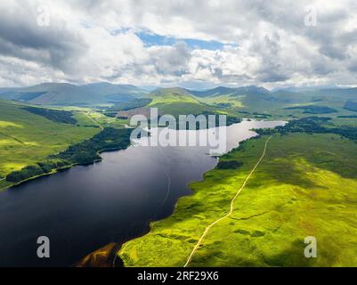 Loch Tulla et Beinn Dorain d'un drone, Glen COE, Highlands, Écosse, Royaume-Uni Banque D'Images