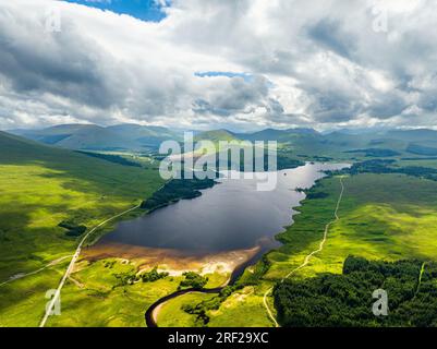 Loch Tulla et Beinn Dorain d'un drone, Glen COE, Highlands, Écosse, Royaume-Uni Banque D'Images