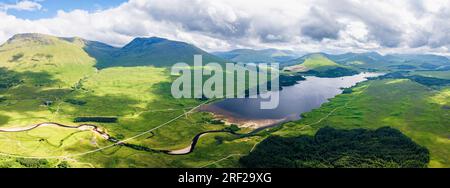 Loch Tulla et Beinn Dorain d'un drone, Glen COE, Highlands, Écosse, Royaume-Uni Banque D'Images