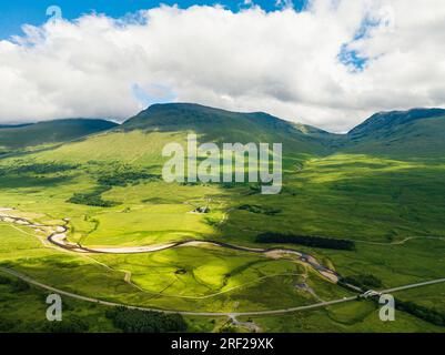 Loch Tulla et Beinn Dorain d'un drone, Glen COE, Highlands, Écosse, Royaume-Uni Banque D'Images