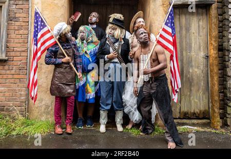 Édimbourg, Royaume-Uni. 31 juillet, 2023 photo : le casting de Cowboys, Native Americans, Missionaries et Gold Seekers dans la rue Wild West à Morningside, Édimbourg, avant de le suivre aux répétitions pour leur Premier ministre britannique de Dark Noon. Dates de représentation du 2 au 27 août à Pleasance à l'EICC (pas le 9, le 16 ou le 23) à 5:00. Crédit : Rich Dyson/Alamy Live News Banque D'Images