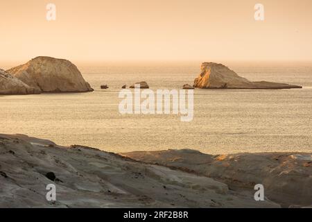 Formations rocheuses volcaniques près de la plage de Sarakiniko sur l'île de Milos. Banque D'Images