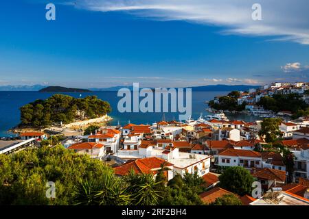 Vue sur le vieux port de l'île de Skiathos. Banque D'Images