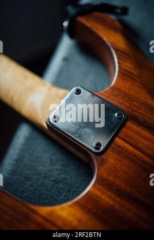 Gros plan de la plaque de cou sur guitare électrique en bois. Banque D'Images