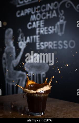 Éclaboussures de café au latte glacé avec des glaçons Banque D'Images