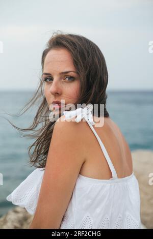 Portrait rapproché de jeune femme en robe d'été blanche Banque D'Images