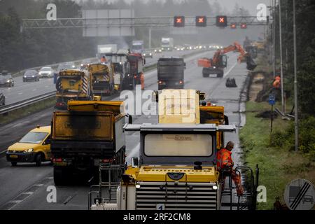 ARNHEM - travaux sur l'A12. L'autoroute près d'Arnhem est fermée pendant des jours en direction de l'Allemagne en raison d'un important entretien par Rijkswaterstaat. ANP ROBIN VAN LONKHUIJSEN pays-bas Out - belgique Out Banque D'Images