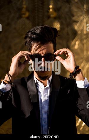 Homme marocain avec des lunettes de soleil et costume à côté du Palais Royal à Fe Banque D'Images