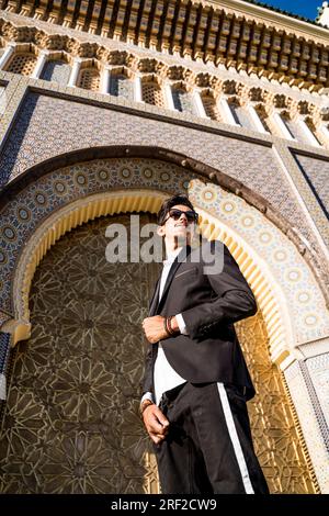 Homme marocain avec des lunettes de soleil et costume à côté du Palais Royal à Fe Banque D'Images