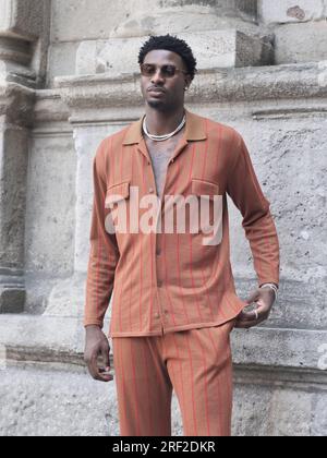 Basketteur Jaren Jackson tenue de style de rue sur la place Piazza della scala avant le défilé Zegna Banque D'Images