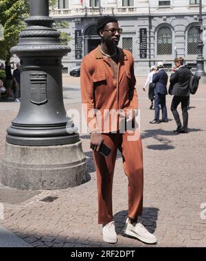 Basketteur Jaren Jackson tenue de style de rue sur la place Piazza della scala avant le défilé Zegna Banque D'Images