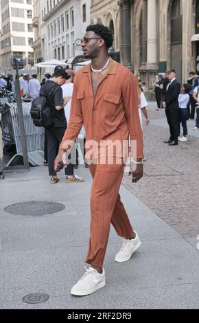 Basketteur Jaren Jackson tenue de style de rue sur la place Piazza della scala avant le défilé Zegna Banque D'Images