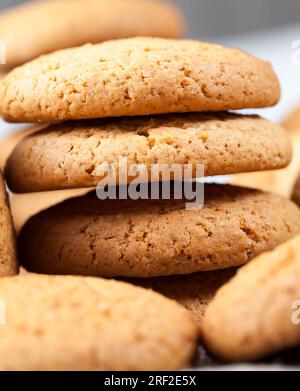 la structure poreuse des vrais biscuits ronds, biscuits ronds à base de farine de blé et d'avoine, la structure poreuse des vrais biscuits ronds, pas doux sec et Banque D'Images