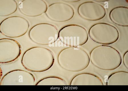 Pâte à cercles en tranches pour la fabrication de variantes. La nourriture. Texture de la pâte. Banque D'Images