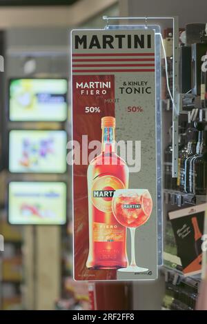 Martini Fiero avec Kinley Tonic Drink, publicité rétroéclairée le 26 juillet 2023 à Prague, République tchèque Banque D'Images