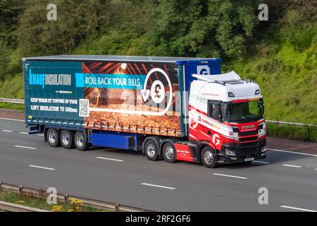 Farrall's Group , Edwin C Farrall (transport) Ltd transportant une remorque américaine Knauf Insulation Rideau circulant à grande vitesse sur l'autoroute M6 dans le Grand Manchester, Royaume-Uni Banque D'Images