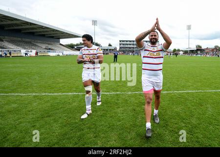 Wakefield, Angleterre - 30 juillet 2023 Renouf Atoni et David Fifita de Wakefield Trinity célèbrent leur victoire. Rugby League Betfred Super League , Wakefield Trinity vs Warrington Wolves au Be Well support Stadium, Wakefield, Royaume-Uni Banque D'Images