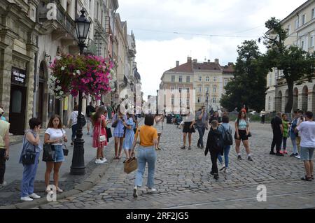 Pendant l'alarme aérienne sur la place Rynok près de l'Hôtel de ville à Lviv, Ukraine - 26 juillet 2023. (Photo de Markku Rainer Peltonen) Banque D'Images