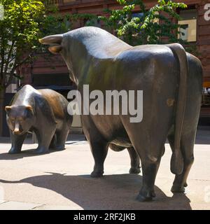 Statues de l'ours et du taureau sur le centre boursier , Allemagne, Hesse, Francfort-sur-le-main Banque D'Images