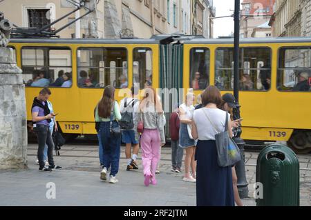 Pendant l'alarme aérienne sur la place Rynok près de l'Hôtel de ville à Lviv, Ukraine - 26 juillet 2023. (Photo de Markku Rainer Peltonen) Banque D'Images